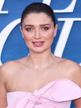 Patou SS25 RTW giyen Eve Hewson, Netflix 'in 