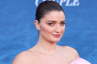 Patou SS25 RTW giyen Eve Hewson, Netflix 'in 