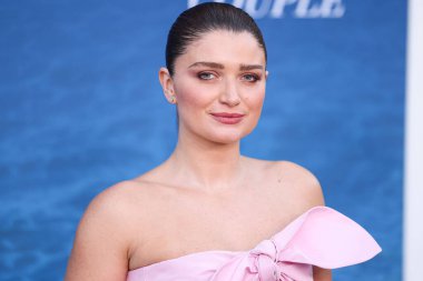 Patou SS25 RTW giyen Eve Hewson, Netflix 'in 