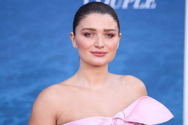 Patou SS25 RTW giyen Eve Hewson, Netflix 'in 