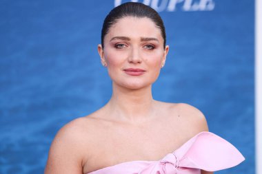 Patou SS25 RTW giyen Eve Hewson, Netflix 'in 