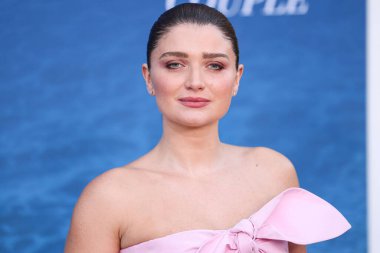 Patou SS25 RTW giyen Eve Hewson, Netflix 'in 