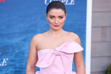Patou SS25 RTW giyen Eve Hewson, Netflix 'in 