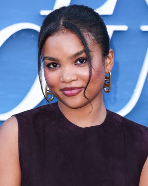 Fendi giyen Mia Isaac, Netflix 'in 