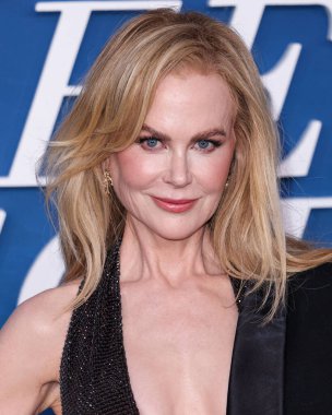 Nicole Kidman özel Ferragamo ve Paris Texas ayakkabıları giyerek Netflix 'in 