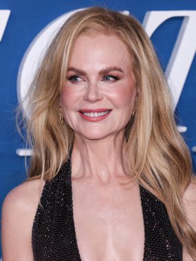Nicole Kidman özel Ferragamo ve Paris Texas ayakkabıları giyerek Netflix 'in 