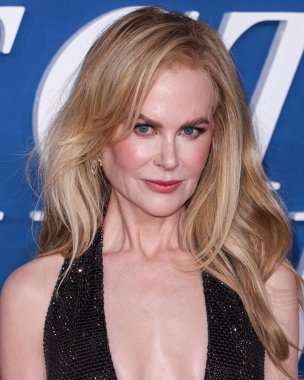 Nicole Kidman özel Ferragamo ve Paris Texas ayakkabıları giyerek Netflix 'in 