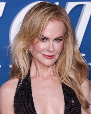 Nicole Kidman özel Ferragamo ve Paris Texas ayakkabıları giyerek Netflix 'in 