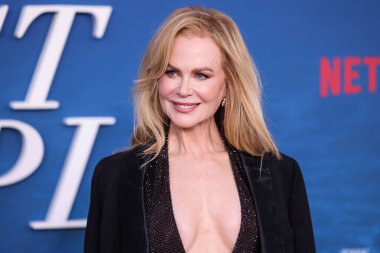 Nicole Kidman özel Ferragamo ve Paris Texas ayakkabıları giyerek Netflix 'in 