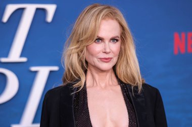 Nicole Kidman özel Ferragamo ve Paris Texas ayakkabıları giyerek Netflix 'in 