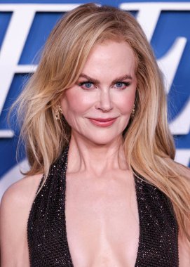 Nicole Kidman özel Ferragamo ve Paris Texas ayakkabıları giyerek Netflix 'in 