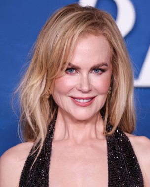 Nicole Kidman özel Ferragamo ve Paris Texas ayakkabıları giyerek Netflix 'in 