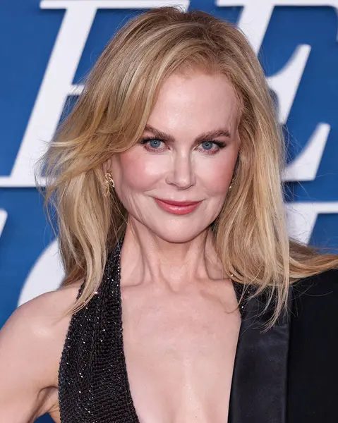 Nicole Kidman özel Ferragamo ve Paris Texas ayakkabıları giyerek Netflix 'in 