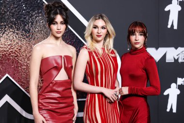 The Warning 'den Alejandra Villarreal Velez, Daniela Villarreal Velez ve Paulina Villarreal Velez, 11 Eylül 2024' te UBS Video Müzik Ödülleri 'ne geldiler.. 