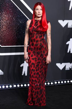 Klasik Versace giyen Halsey, 11 Eylül 2024 'te UBS Arena' da düzenlenen 2024 MTV Video Müzik Ödülleri 'ne ulaştı..