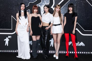 Huh Yun-jin, Kim Chae-won, Kazuha, Sakura Miyawaki ve Hwang Jung-eum Le Sserafim 'den 11 Eylül 2024' te UBS Arena 'da düzenlenen 2024 MTV Video Müzik Ödülleri' ne geldiler.. 