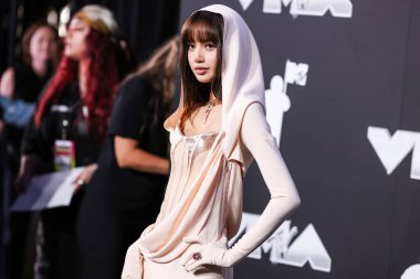 Lisa, Lalisa Manobal ve siyah pembeli Mugler, 11 Eylül 2024 'te UBS Arena' da düzenlenen 2024 MTV Video Müzik Ödülleri 'ne geldiler.. 