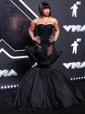 Nicole + Felicia giyen Megan Thee Aygırı, 11 Eylül 2024 'te UBS Arena' da düzenlenen 2024 MTV Video Müzik Ödülleri 'ne ulaştı.. 