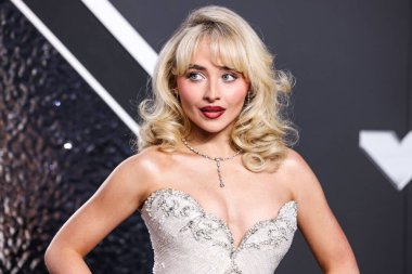 'Espresso' ödülü sahibi Sabrina Carpenter, 11 Eylül 2024 'te UBS Arena' da düzenlenen 2024 MTV Video Müzik Ödülleri 'nde basın odasında poz verdi.. 