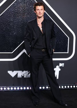 Dolce ve Gabbana 'yı giyen Shawn Mendes, 11 Eylül 2024' te UBS Arena 'da düzenlenen 2024 MTV Video Müzik Ödülleri' ne ulaştı.. 