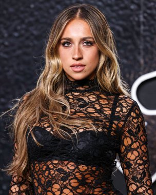 Tate McRae, Fleur du Mal ile takım elbise altında Roberto Cavalli görünüşü ve Maison Ernest ayakkabıları ile 11 Eylül 2024 'te UBS Arena' da düzenlenen 2024 MTV Video Müzik Ödülleri 'ne geldi..