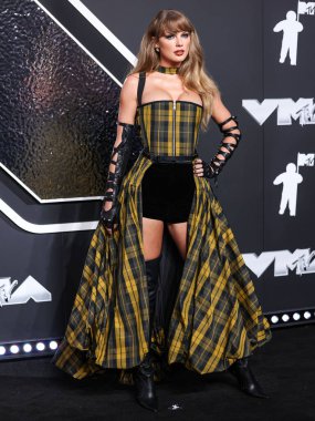 Dior 'u giyen Taylor Swift, 11 Eylül 2024' te UBS Arena 'da düzenlenen 2024 MTV Video Müzik Ödülleri' ne ulaştı.. 