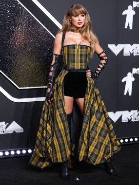 Dior 'u giyen Taylor Swift, 11 Eylül 2024' te UBS Arena 'da düzenlenen 2024 MTV Video Müzik Ödülleri' ne ulaştı.. 