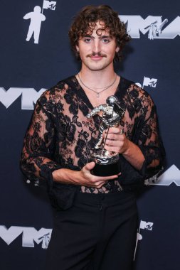 Benson Boone, 'Güzel Şeyler' dalında En İyi Alternatif Video ödülü sahibi 11 Eylül 2024 'te UBS Arena' da yapılan 2024 MTV Video Müzik Ödülleri 'nde basın odasında poz verdi.. 