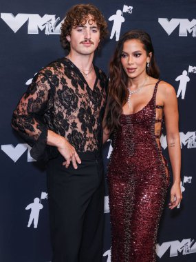Benson Boone ve Anitta, 11 Eylül 2024 'te UBS Arena' da düzenlenen 2024 MTV Video Müzik Ödülleri 'nde basın odasında poz verdiler.. 