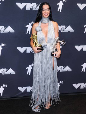 Michael Jackson Video Vanguard Ödülü sahibi ve 'Roar' (2013, Empire-Fulton Ferry Park 'tan canlı olarak) VMAs En İkonik Performans Ödülü sahibi Katy Perry, UBS Arena' da düzenlenen 2024 MTV Video Müzik Ödülleri 'nde basın odasında poz verdi. 