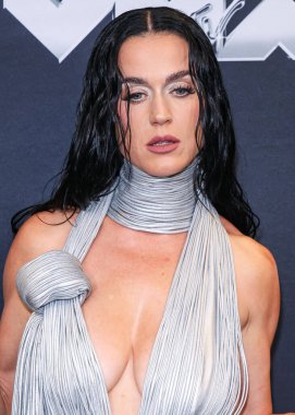 Michael Jackson Video Vanguard Ödülü sahibi ve 'Roar' (2013, Empire-Fulton Ferry Park 'tan canlı olarak) VMAs En İkonik Performans Ödülü sahibi Katy Perry, UBS Arena' da düzenlenen 2024 MTV Video Müzik Ödülleri 'nde basın odasında poz verdi. 