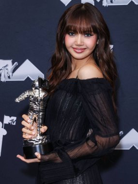 BlackPink 'ten Lisa (Lalisa Manobal),' Rockstar 'dalında En İyi K-Pop ödülü sahibi, 11 Eylül 2024' te UBS Arena 'da düzenlenen 2024 MTV Video Müzik Ödülleri' nde basın odasında poz verdi..