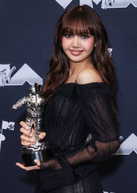 BlackPink 'ten Lisa (Lalisa Manobal),' Rockstar 'dalında En İyi K-Pop ödülü sahibi, 11 Eylül 2024' te UBS Arena 'da düzenlenen 2024 MTV Video Müzik Ödülleri' nde basın odasında poz verdi..