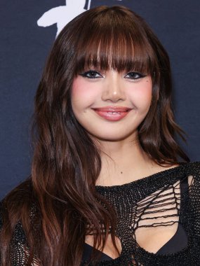 BlackPink 'ten Lisa (Lalisa Manobal),' Rockstar 'dalında En İyi K-Pop ödülü sahibi, 11 Eylül 2024' te UBS Arena 'da düzenlenen 2024 MTV Video Müzik Ödülleri' nde basın odasında poz verdi..