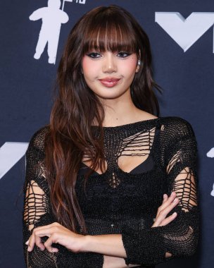 BlackPink 'ten Lisa (Lalisa Manobal),' Rockstar 'dalında En İyi K-Pop ödülü sahibi, 11 Eylül 2024' te UBS Arena 'da düzenlenen 2024 MTV Video Müzik Ödülleri' nde basın odasında poz verdi..
