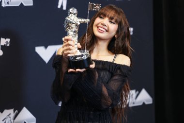 BlackPink 'ten Lisa (Lalisa Manobal),' Rockstar 'dalında En İyi K-Pop ödülü sahibi, 11 Eylül 2024' te UBS Arena 'da düzenlenen 2024 MTV Video Müzik Ödülleri' nde basın odasında poz verdi..