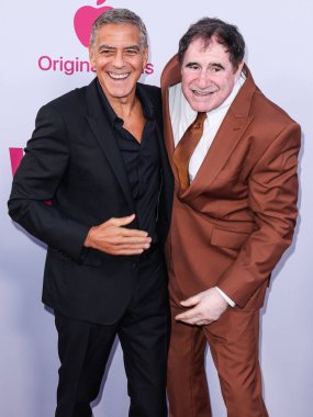 George Clooney ve Richard Kind, 18 Eylül 2024 'te Hollywood, Los Angeles, Kaliforniya, ABD' de bulunan TCL Çin Tiyatrosu IMAX 'te düzenlenen Apple TV +' s Wolfs 'un Los Angeles prömiyerine geldiler.. 