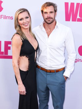 Katie Cassidy ve Stephen Huszar, 18 Eylül 2024 'te Hollywood, Los Angeles, Kaliforniya, ABD' deki TCL Çin Tiyatrosu IMAX 'te düzenlenen Apple TV +' s Wolfs 'un Los Angeles galasına geldiler.