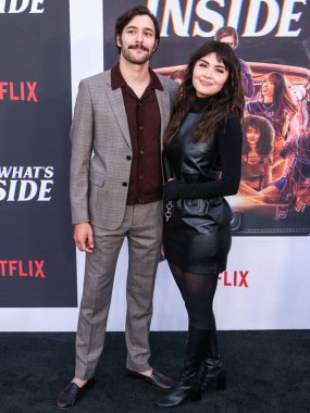 Alexander Koch ve Daniella Pineda, Netflix 'in 