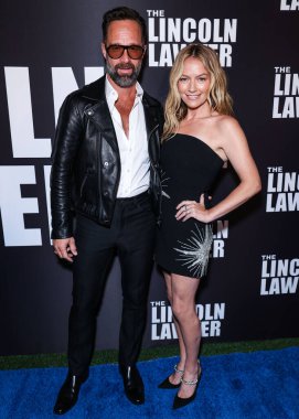 Chris Diamantopoulos ve Becki Newton Netflix 'in 