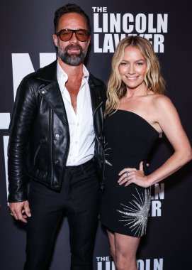 Chris Diamantopoulos ve Becki Newton Netflix 'in 