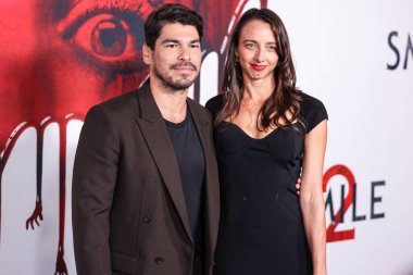 Raul Castillo ve Alexis Forte 14 Ekim 2024 'te Hollywood, Los Angeles, Kaliforniya, ABD' de Paramount Pictures Stüdyoları 'nda düzenlenen Global Premiere Of Paramount Pictures' ın 'Smile 2' sine geldiler..
