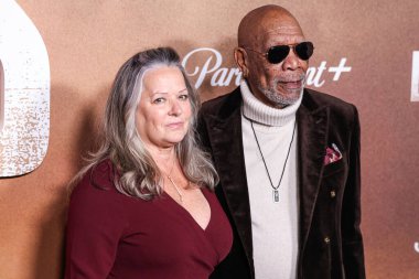 Lori McCreary ve Morgan Freeman 23 Ekim 2024 'te Hollywood, Los Angeles, Kaliforniya, ABD' de düzenlenen Sinema Sanatları Akademisi - Linwood Dunn Tiyatrosu 'nda düzenlenen Los Angeles' taki Paramount + 's Original Series' Lioness 'Sezon 2' e geldiler..