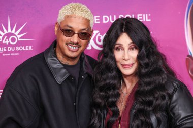 Alexander Edwards ve Cher, Cirque du Soleil 'in' KOOZA 'kırmızı halı galasına 24 Ekim 2024 tarihinde Santa Monica, Los Angeles, Kaliforniya, ABD' de gerçekleştirildi..