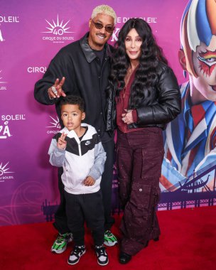 Slash Electric Alexander Edwards, Alexander Edwards ve Cher, Santa Monica, Los Angeles, Kaliforniya, ABD 'de 24 Ekim 2024' te düzenlenen Cirque du Soleil 'in' KOOOZA 'Kırmızı Halı Premiere' sine geldiler..