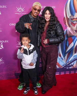 Slash Electric Alexander Edwards, Alexander Edwards ve Cher, Santa Monica, Los Angeles, Kaliforniya, ABD 'de 24 Ekim 2024' te düzenlenen Cirque du Soleil 'in' KOOOZA 'Kırmızı Halı Premiere' sine geldiler..