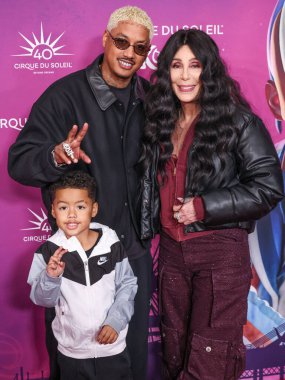 Slash Electric Alexander Edwards, Alexander Edwards ve Cher, Santa Monica, Los Angeles, Kaliforniya, ABD 'de 24 Ekim 2024' te düzenlenen Cirque du Soleil 'in' KOOOZA 'Kırmızı Halı Premiere' sine geldiler..