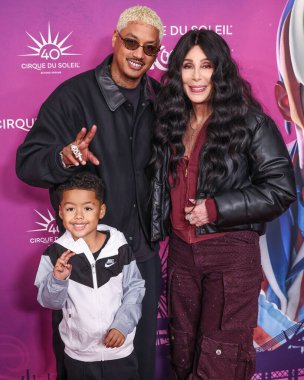 Slash Electric Alexander Edwards, Alexander Edwards ve Cher, Santa Monica, Los Angeles, Kaliforniya, ABD 'de 24 Ekim 2024' te düzenlenen Cirque du Soleil 'in' KOOOZA 'Kırmızı Halı Premiere' sine geldiler..