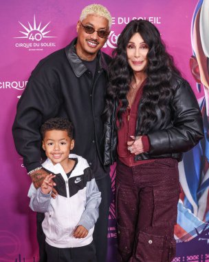 Slash Electric Alexander Edwards, Alexander Edwards ve Cher, Santa Monica, Los Angeles, Kaliforniya, ABD 'de 24 Ekim 2024' te düzenlenen Cirque du Soleil 'in' KOOOZA 'Kırmızı Halı Premiere' sine geldiler..