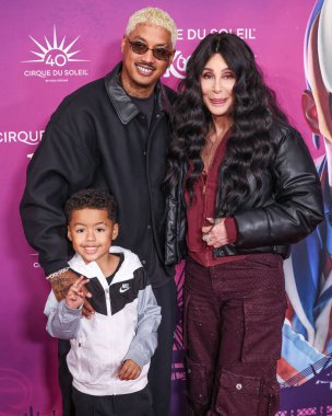 Slash Electric Alexander Edwards, Alexander Edwards ve Cher, Santa Monica, Los Angeles, Kaliforniya, ABD 'de 24 Ekim 2024' te düzenlenen Cirque du Soleil 'in' KOOOZA 'Kırmızı Halı Premiere' sine geldiler..